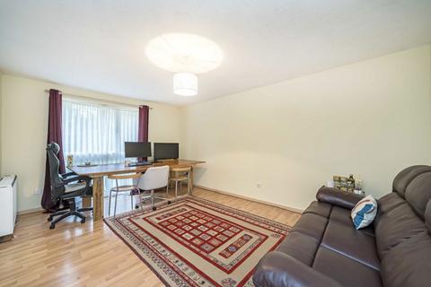 2 bedroom flat to rent, Sunninghill Court, London W3