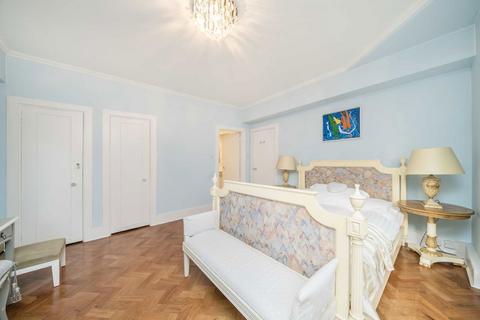 3 bedroom flat to rent, Arlington Street, London SW1A