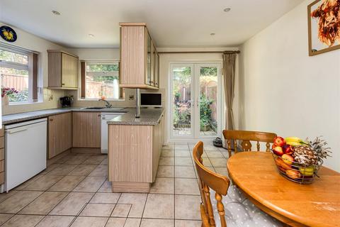 15 The Celandines, Wombourne, Wolverhampton, WV5 8HZ