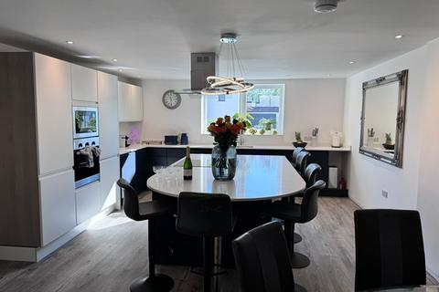 5 bedroom apartment to rent, Stony Cross, Malvern- Five Bedroom Apartment