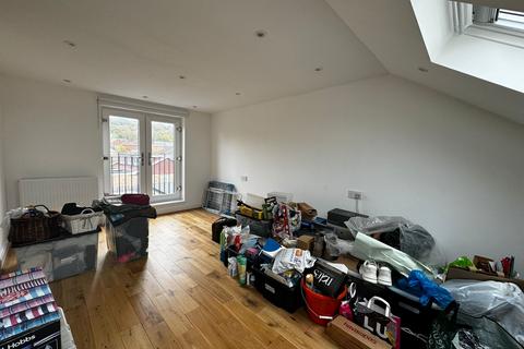 1 bedroom semi-detached house to rent, Drysdale Avenue, London E4