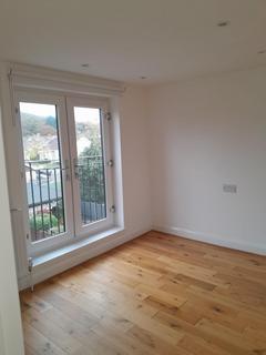 1 bedroom semi-detached house to rent, Drysdale Avenue, London E4