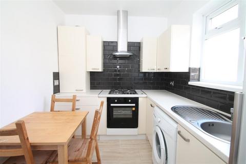 2 bedroom flat to rent, Frobisher Road, Turnpike Lane N8