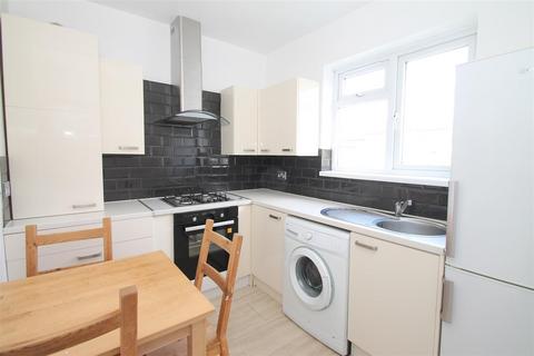 2 bedroom flat to rent, Frobisher Road, Turnpike Lane N8