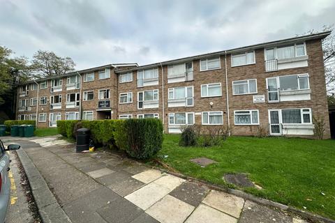 2 bedroom flat to rent, Parkfield close HA8