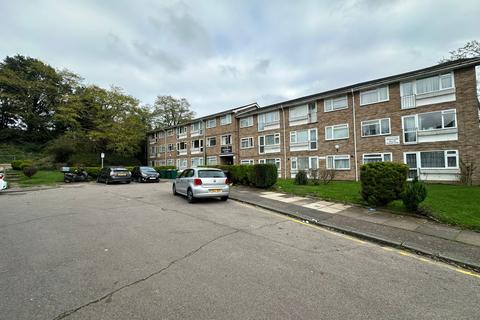 2 bedroom flat to rent, Parkfield close HA8