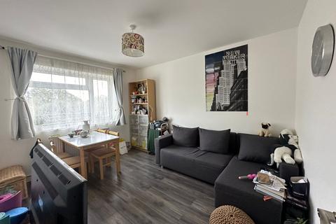 2 bedroom flat to rent, Parkfield close HA8