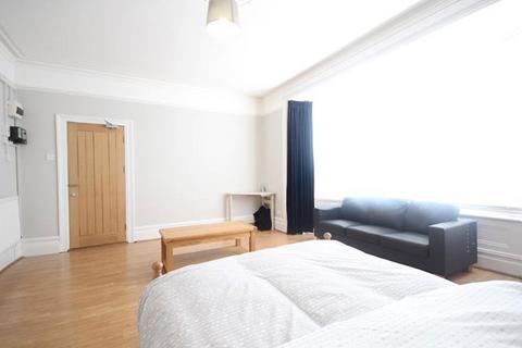 1 bedroom in a house share to rent, Room in Shared House, Queens Road