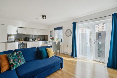 2 bedroom flat for sale, Lakeside Drive, NW10