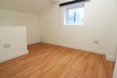 Studio to rent, Market Street, Chapel-En-Le-Frith, SK23