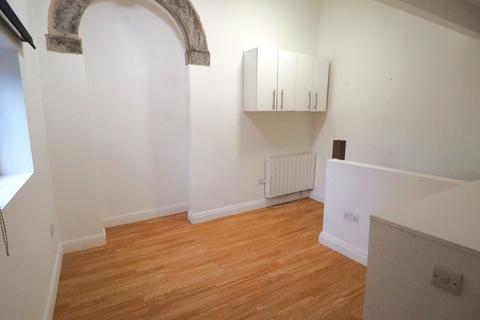 Studio to rent, Market Street, Chapel-En-Le-Frith, SK23