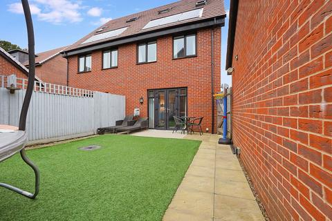 11 Dobson Close, Leybourne, West Malling, ME19 5SQ