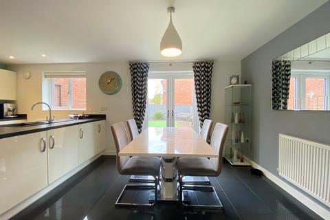 4 bedroom detached house for sale, Barn Field Close, Leighton