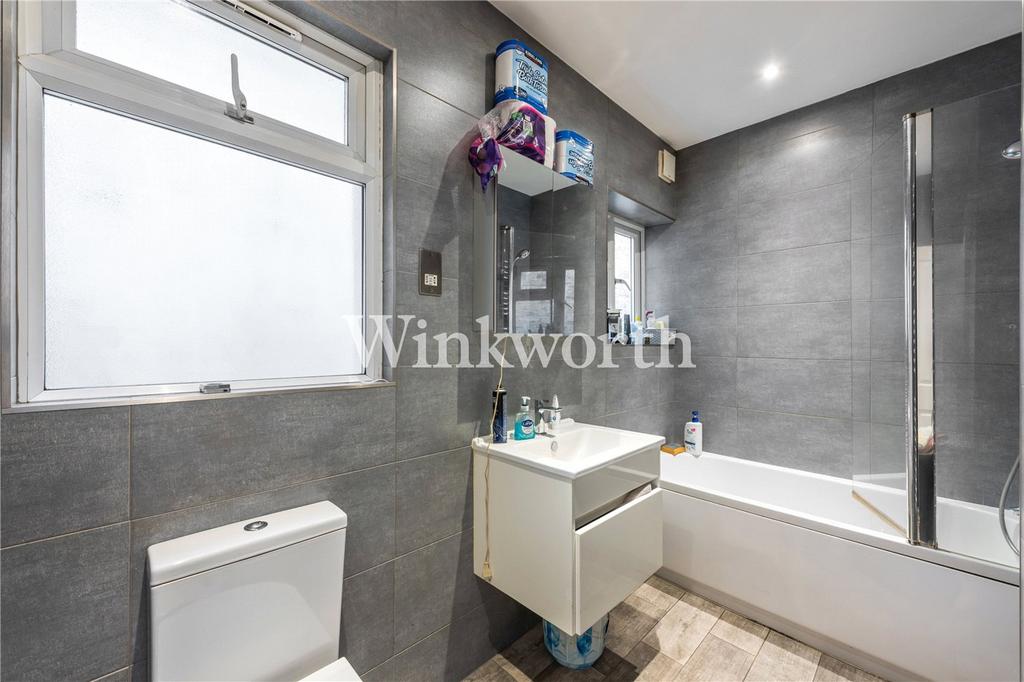 https://media.onthemarket.com/properties/16054912/1516267717/image-7-1024x1024.jpg