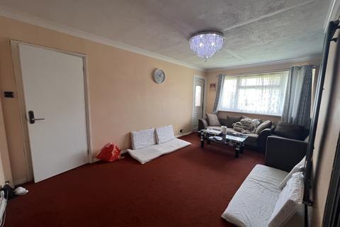 2 bedroom flat for sale, Gurney House, Croyde Avenue, Hayes, Greater London, UB3