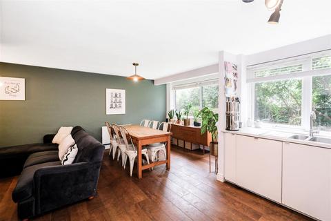 2 bedroom flat for sale, Queenswood Gardens, Wanstead