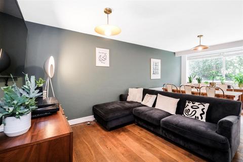 2 bedroom flat for sale, Queenswood Gardens, Wanstead