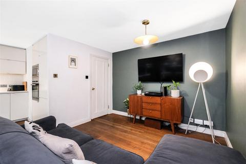 2 bedroom flat for sale, Queenswood Gardens, Wanstead