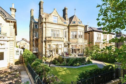 2 bedroom flat to rent, York Place, Harrogate, North Yorkshire, UK, HG1