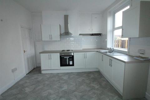 3 bedroom terraced house to rent, High Street, Heckmondwike