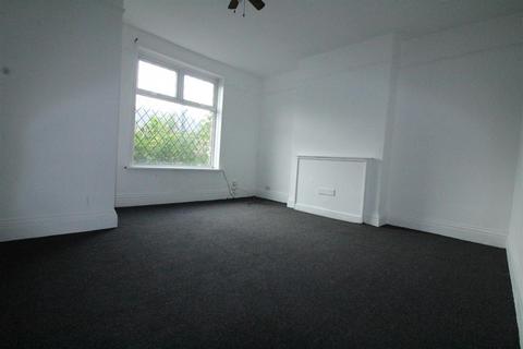 3 bedroom terraced house to rent, High Street, Heckmondwike