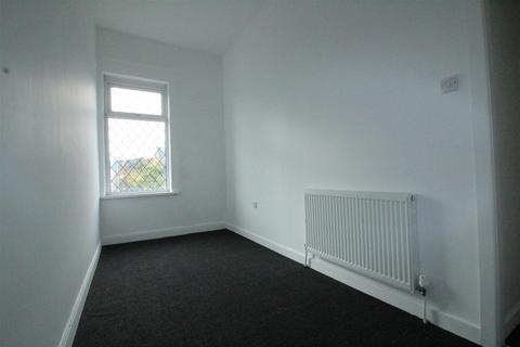 3 bedroom terraced house to rent, High Street, Heckmondwike