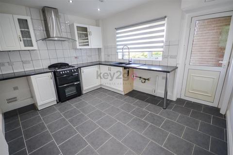 3 bedroom semi-detached house to rent, Norwood Crescent, Killamarsh, Sheffield