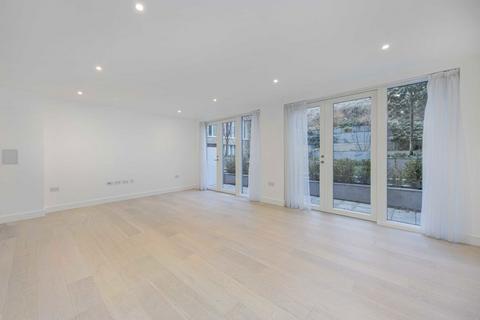 3 bedroom flat to rent, Sinclair Road, London W14