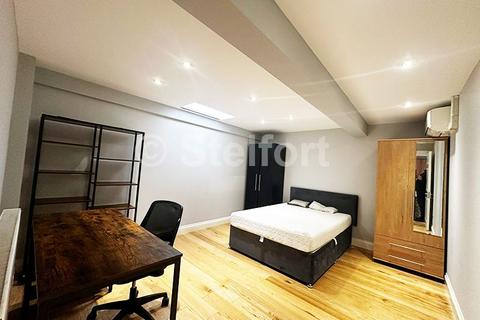 3 bedroom flat to rent, Camden Road, London