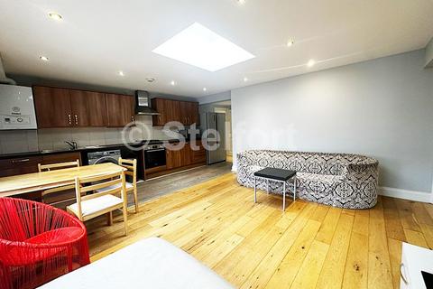 3 bedroom flat to rent, Camden Road, London