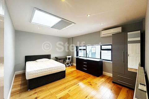 3 bedroom flat to rent, Camden Road, London