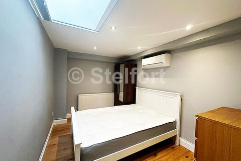 3 bedroom flat to rent, Camden Road, London