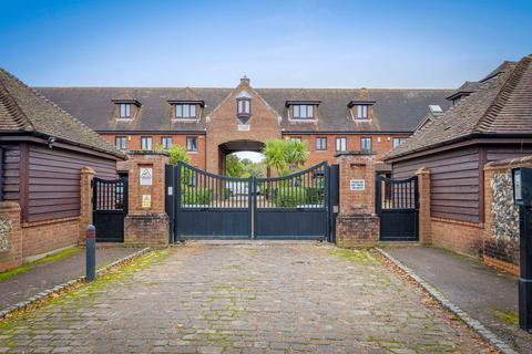 3 bedroom terraced house for sale, Meade Court, Tadworth KT20