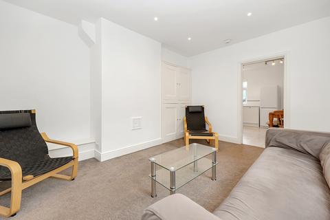 4 bedroom terraced house to rent, Strickland Row, London