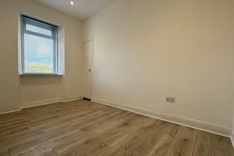 2 bedroom flat to rent, Main Street, Glasgow G69