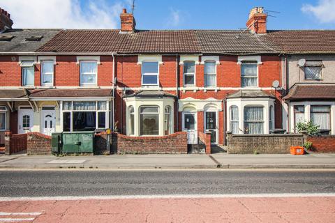 3 bedroom terraced house to rent, County Road, Swindon SN1