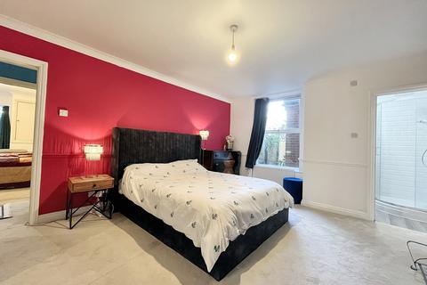Flat 3, Seacliff Court, 23 Boscombe Cliff Road, Bournemouth, BH5 1JP