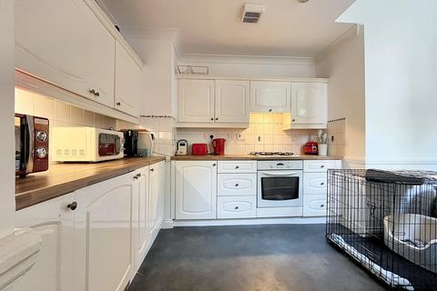 Flat 3, Seacliff Court, 23 Boscombe Cliff Road, Bournemouth, BH5 1JP