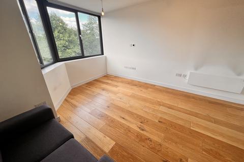 Studio to rent, Pembroke Road, London N10