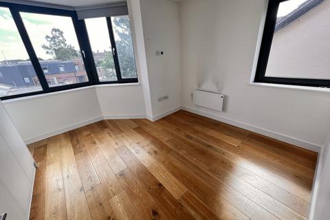 Studio to rent, Pembroke Road, London N10