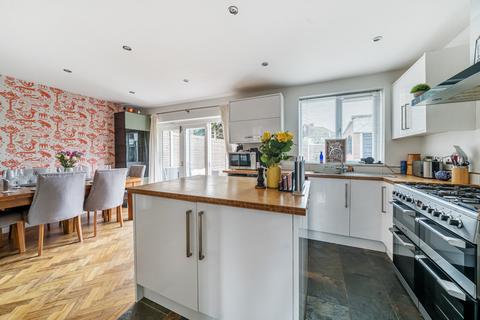 15 Almond Close, Shepperton, TW17 0SB