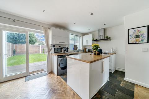 15 Almond Close, Shepperton, TW17 0SB