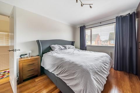 15 Almond Close, Shepperton, TW17 0SB