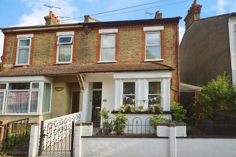 3 bedroom end of terrace house to rent, Windsor Road, Westcliff-on-sea, SS0