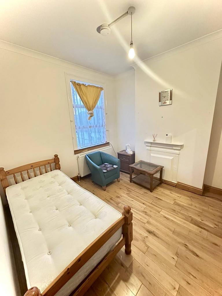 An Extremely Spacious First Floor Double Room in