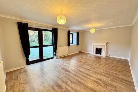 5 bedroom detached house to rent, Beechwood Drive, Cobham, KT11 2DX