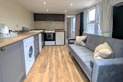 1 bedroom property to rent, Romsey School Road FURNISHED