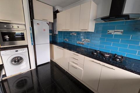 2 bedroom flat to rent, Mandeville Road, Enfield