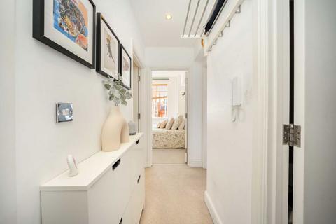 1 bedroom flat for sale, Hamlet Gardens, London W6