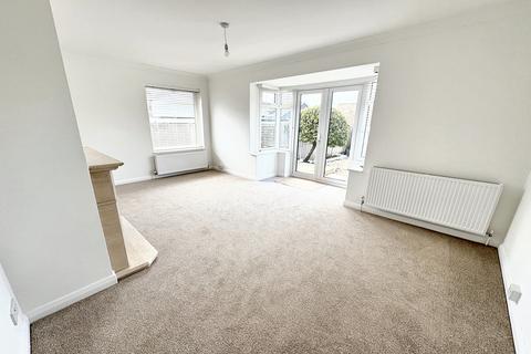 2 bedroom detached bungalow to rent, Phyllis Avenue, Peacehaven, BN10 7PW